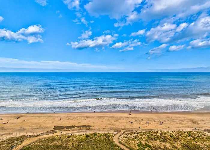 Holiday home Great With Angled Ocean Views Balcony Washer & Dryer & Pools