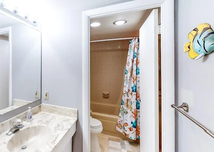 Holiday home Great With Angled Ocean Views Balcony Washer & Dryer & Pools